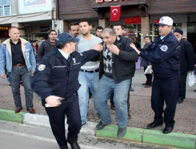 Bursa'da Bıçaklı Seyyar Satıcı-zabıta Kavgası