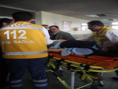 AHMET ODABAŞ - Öğrenci Servisi Devrildi: 22 Yaralı