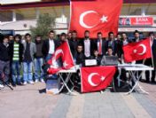 Üniversitelilerden Broşürlü Zafer Kutlaması