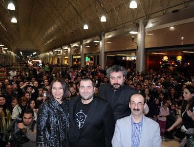 DEMET AKBAĞ - Eyvah Eyvah Berlin'de izdihama neden oldu