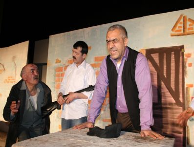 DUVARLARıN ÖTESI - Kulüp Başkanından Tiyatro Oyunu