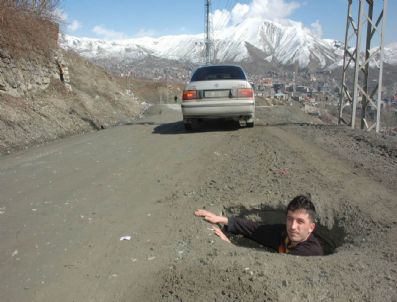 Sanayi Sitesi Yolundaki 1,5 Metre Derinliğindeki Çukur