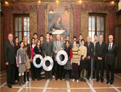 Dev Öğrencilerden Tekerlekli Devlere Destek