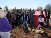 Kadınların Taşıdığı Cenaze Solcu Sloganlarla Gömüldü