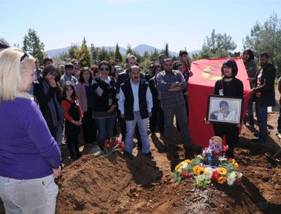 KEREMCEM - Kadınların Taşıdığı Cenaze Solcu Sloganlarla Gömüldü