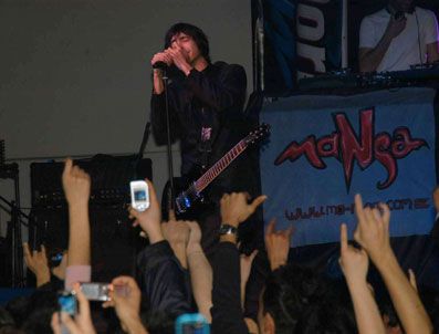 Manga 55. Eurovision şarkısıyla coşturdu