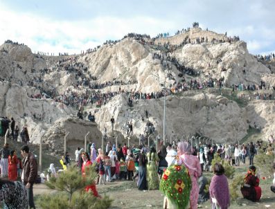 ÖZDAL ÜÇER - Van'da Nevruz Kutlamaları