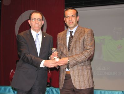 Bünyamin Gezer'e Yılın Hakemi Ödülü
