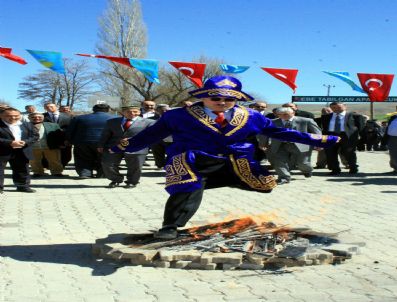ALIM BARUT - Niğde Valisi Nevruz Kutlamalarında Oynadı