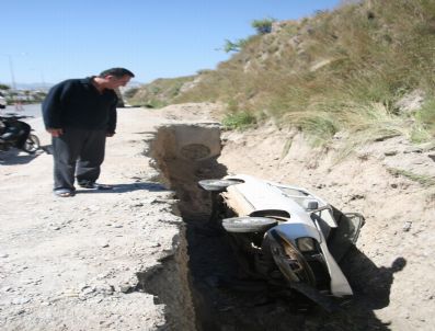 Otomobil Çukura Düştü: 1 Yaralı