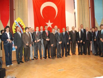 MUSTAFA BIRDEN - Posbıyık'a Yılın İlçe Belediye Başkanı Ödülü
