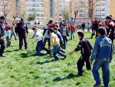 Yetişkinler Nevruz'da Halay Çekti, Minikler Polislerle Maç Yaptı