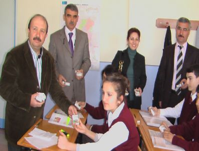 Alaşehir'de Öğrencilere Kuru Üzüm Dağıtıldı