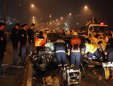 Karşı yöne geçen otomobil, 5 araca çarptı: 6 yaralı