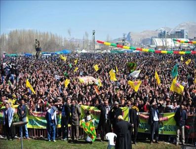 NEVROZ - Osman Baydemir: Onların önünde saygıyla eğiliyorum