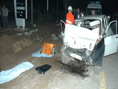 Otomobil, iş makinesine çarptı