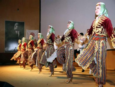 İLYAS DÖKMETAŞ - Türk Dünyası Halk Dansları Topluluğu İzleyenleri Büyüledi