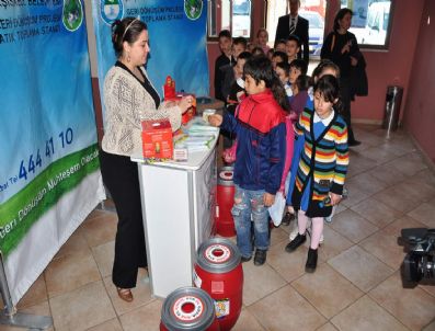 DÜNYA TIYATROLAR GÜNÜ - Atık Pil Getiren Öğrenciler Bedava Tiyatro Seyretti