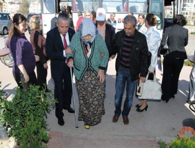 İKINCI BAHAR - Başkan Böcek Huzurevi Sakinleri İle Birarada