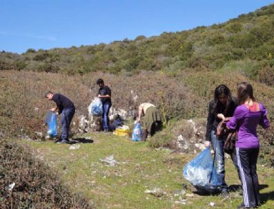 Çevreciler, Bitez'de Temizlik Yaptı