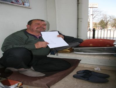 Toki Konutları İçin Banka Önüne Kamp Kurdular