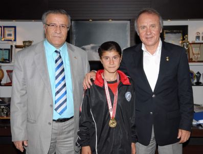 Türkiye Birincisi Atlete Başkan Evcilmen'den Ödül