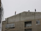 7 Katlı Binanın Çatısından Saatlerce Aşağı Sarktı, İş Sözü Alınca Bayıldı