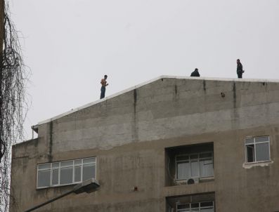 İLYAS ŞEKER - 7 Katlı Binanın Çatısından Saatlerce Aşağı Sarktı, İş Sözü Alınca Bayıldı
