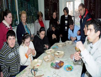 TURGUT OĞUZ - Chp'li Kadınlardan Engelli Öğrencilere Moral Ziyareti
