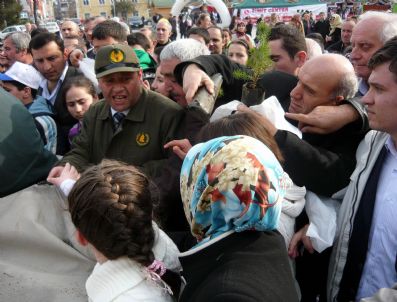 Fidan Dağıtımında İzdiham Oluşturan Vatandaşlar Rekor Kırdı