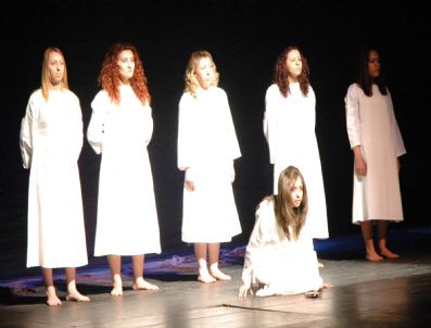 Van'da 'Kadın Ölüleri 5 Anlatı' Oyunu Sahnelendi