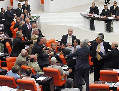 SIYASI PARTILER YASASı - Meclis Anayasa Komisyonu'nda 'Türkçe' tartışması