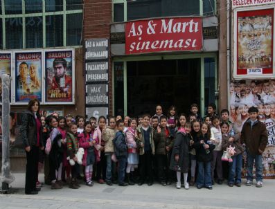 HALİT ERGENÇ - Öğrenciler 'Dersimiz Atatürk' Filmini İzledi