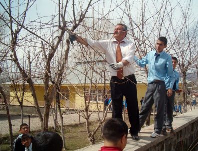 MAHMUT KıLıÇ - Öğrencilere Ağaç Budama Eğitimi