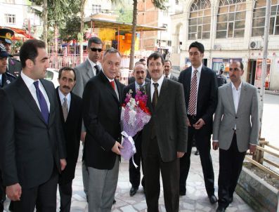 TURGAY GÜLENÇ - Vali Kızılcık'tan Çaykara Ve Dernekpazarı'na Ziyaret