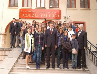 İBRAHIM ERTEKIN - Yabancı Öğretmenlerden Vali Yardımcısı Ertekin'e Ziyaret