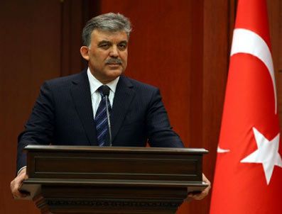 Cumhurbaşkanı Abdullah Gül pakete el atıyor