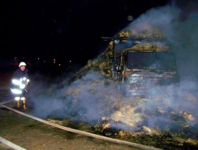 Salihli'de saman yüklü kamyon alev alev yandı