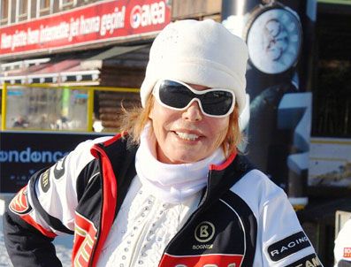 78 Yaşındaki Türkiye Güzelinin Zirvede Kayak Keyfi