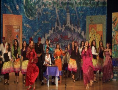 DÜNYA TIYATROLAR GÜNÜ - 'Batakhane Güzeli' Büyük Beğeni Topladı