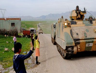 CUDI DAĞı - Polisi taşlayan çocukların asker sevgisi