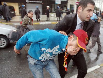 Fenerbahçe Otobüsüne Şişe Atan Taraftar Gözaltına Alındı