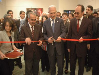 Atatürk Üniversitesinde 35 Öğrenci Ve Öğretmen Adayının Resimleri Sergilendi