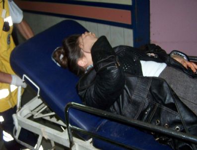 Sinir Krizi Geçiren Genç Kız Kendini Bıçakladı