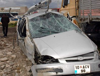 BALıKESIR DEVLET HASTANESI - Takla Atan Otomobil Şarampole Yuvarlandı: 3 Ölü, 3 Yaralı