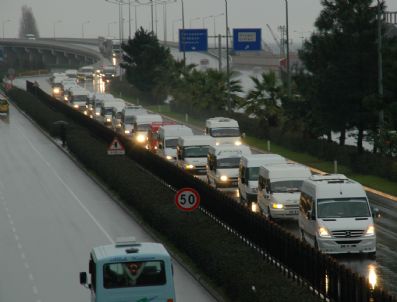 HALIL BAKıRCı - Rize'de Minibüsçüler Yol Kapayıp Eylem Yaptı
