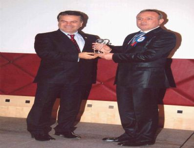 BANU GÜVEN - Vali Kızılcık 'Yılın Bürokratı' Ödülünü Aldı