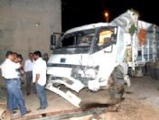 Hurda yüklü kamyon minibüse ve otel duvarına çarptı: 3 yaralı