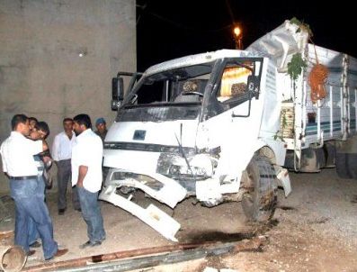 OKURCALAR - Hurda yüklü kamyon minibüse ve otel duvarına çarptı: 3 yaralı