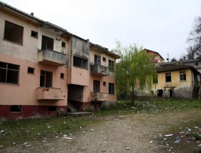 Orman İşletmesi Lojmanları Harabeye Döndü